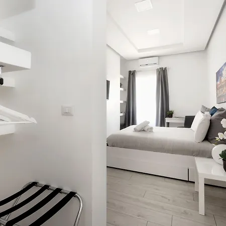 בית הארחה Maison Piazza Cavour 4*